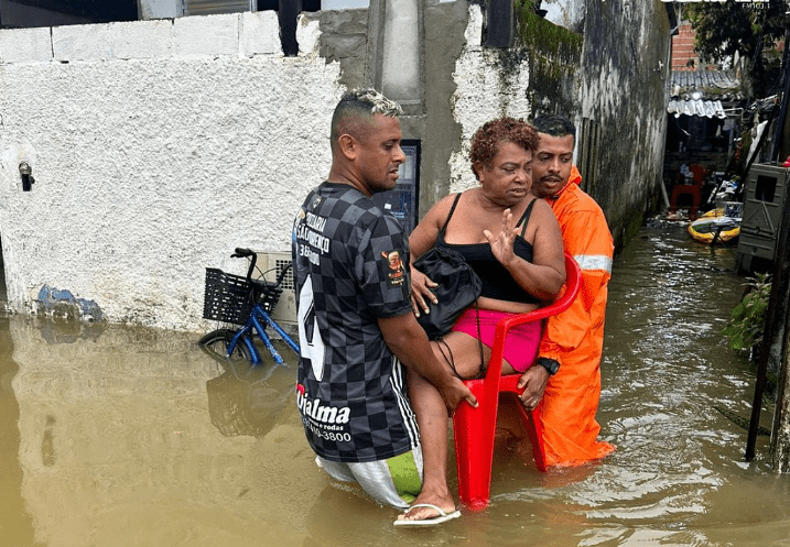 Tempestade causa estragos e deixa famílias desabrigadas no litoral de