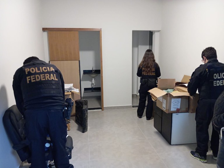 A Polícia Federal deflagrou, nesta terça-feira (12/8), a Operação Caffeine Break para desarticular organização criminosa voltada ao desvio de produtos químicos