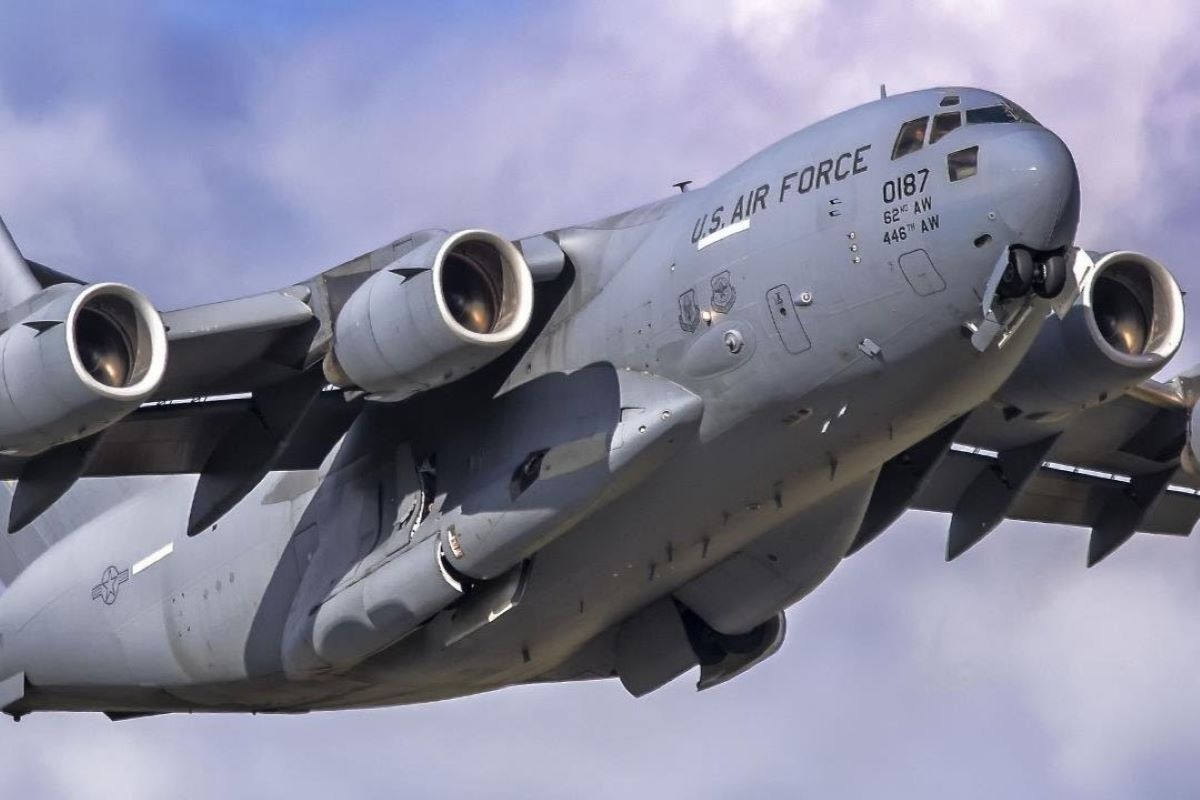 Um avião militar dos Estados Unidos realizou uma manobra de arremetida antes de pousar no Aeroporto Internacional Ueze Elias Zahran, em Campo Grande (MS), na ta