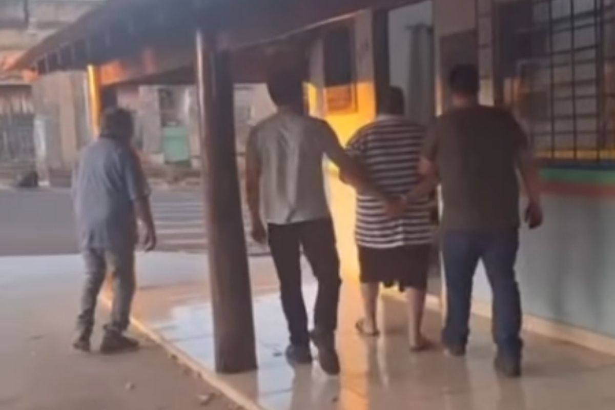 Página inicialSão PauloCompartilhar notíciaGoogle News - MetrópolesReprodução/Redes Sociais
1 de 1 Imagem colorida do momento em que o criminoso foi encaminhado