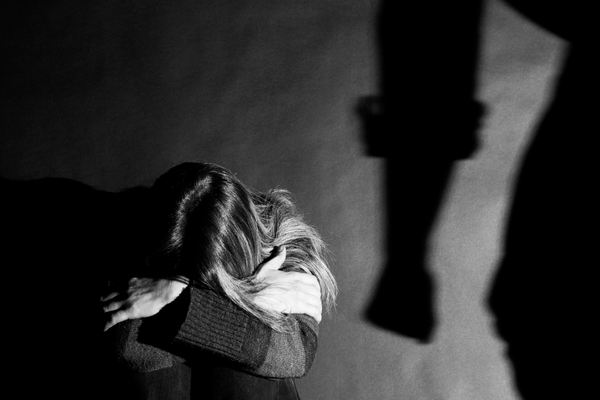 Página inicialSão PauloCompartilhar notíciaGoogle News - MetrópolesGetty Images
1 de 1 Imagem preto e branco de mulher acuada com cabeça apoiada nos joelhos, e
