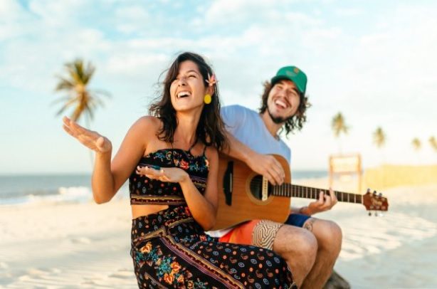 Neste sábado (16/8), a partir das 18h, a praia do Arrastão recebe uma edição especial do Luau Arrastão, prometendo reunir muita música boa à beira-mar. A noite
