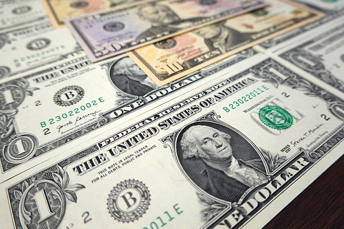 Página inicialNegóciosNegóciosDólar cai a R$ 5,39 apesar de tensão com reunião entre Trump e PutinA moeda americana recuou 0,35%. Previsão de corte de juros nos