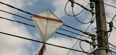 O uso de cerol em linhas de pipa voltou a ser destaque nos noticiários após casos graves registrados no início de agosto. Uma bióloga perdeu a vida no interior