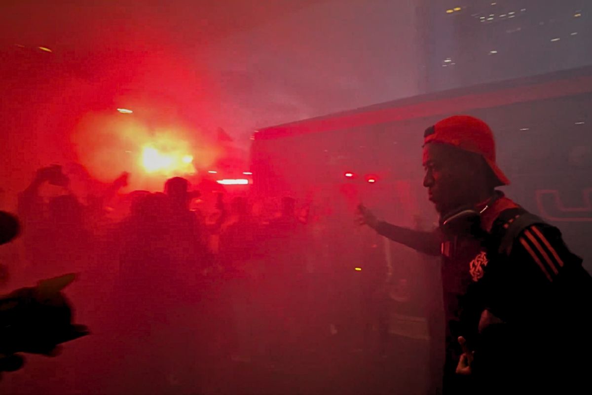 Às vésperas do confronto diante do Flamengo pela Copa Libertadores, torcedores do Internacional prepararam uma recepção ao elenco nesta terça-feira (12/8). Na c