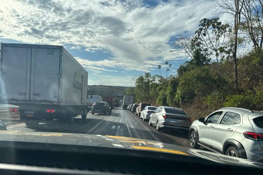 Derramamento de sebo bovino interdita trecho da BR-060 no sentido DF