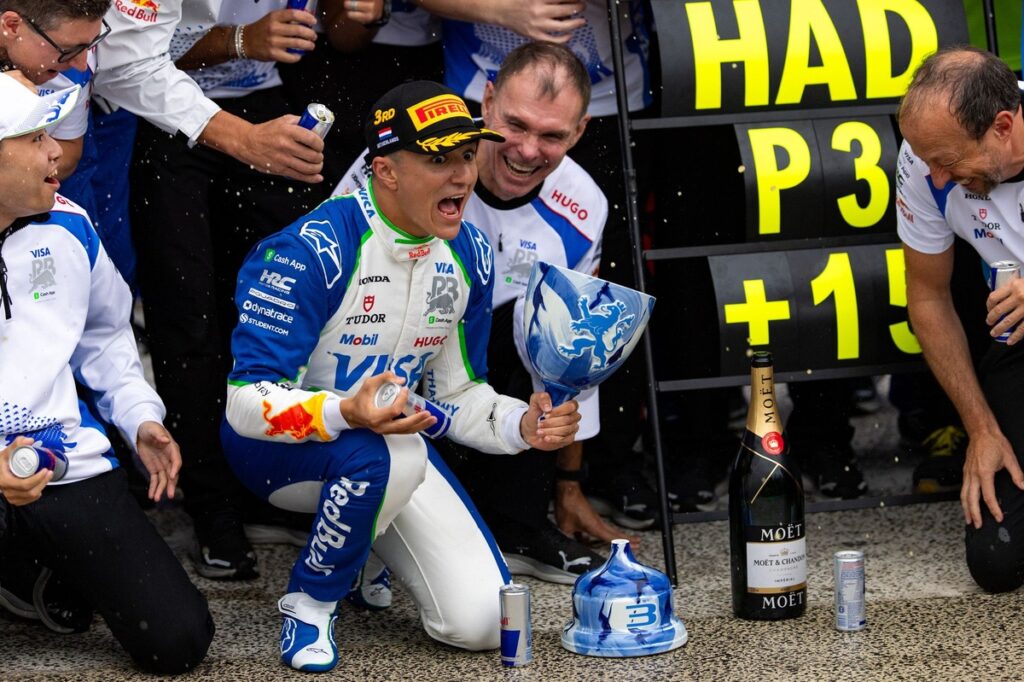 F1: Hadjar receberá novo troféu do GP da Holanda depois de quebrar original em comemoração