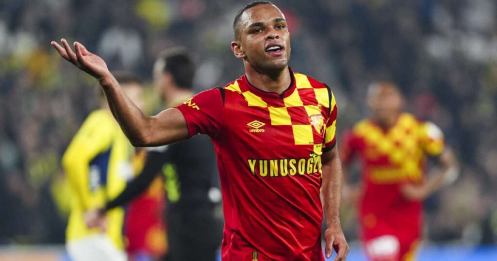 Ex-São Paulo vira astro no futebol turco e ganha apelido inusitado