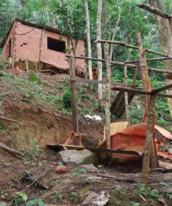 Prefeitura remove três construções irregulares em Área de Preservação Permanente na Estrada do Camarão