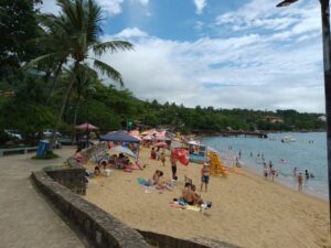 Prefeitura de Ilhabela realiza blitz nas praias da cidade para coibir comércio irregular