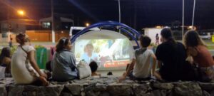 Público lota Concha Acústica da Praça Pôr do Sol em Mostra de Filmes – Histórias Caiçaras