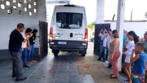 Prefeitura de Ubatuba doa van adaptada para APAE