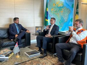 Prefeito de São Sebastião Felipe Augusto pleiteia investimentos em encontro com Ministro da Integração Waldez Góes.
