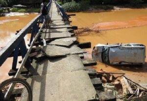 Carro despenca em rio após motorista tentar passar em passarela de pedestres em Juquehy