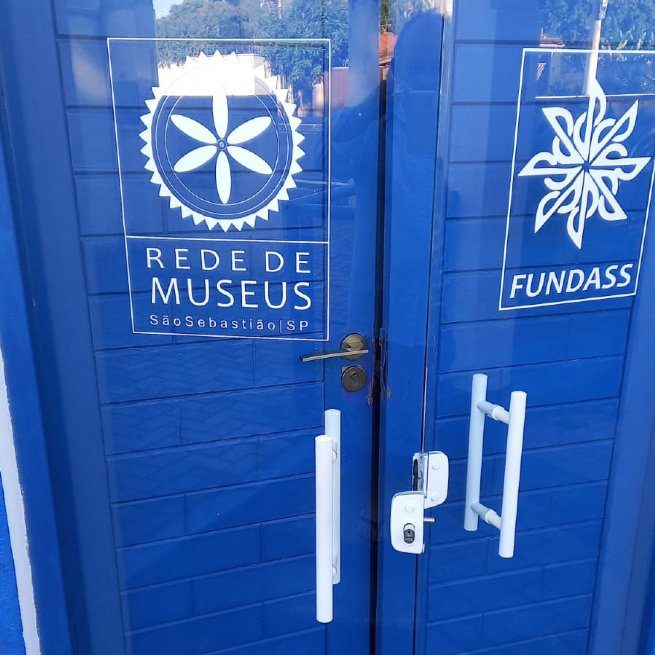 Prefeitura de São Sebastião, por meio da Fundação Educacional e Cultural “Deodato Sant’Anna” (Fundass), lamenta informar que a Capela Bom Jesus, sede do Museu do Bairro da Enseada, na Costa Norte do município, foi mais uma vez alvo de furto e vandalismo, no último domingo (16). A porta do Museu foi danificada e houve o furto de um micro-ondas.