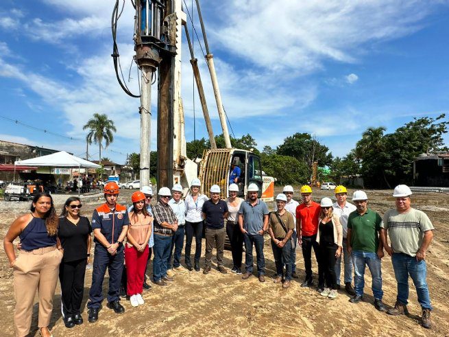 Teve início, nesta semana, as obras de construção das moradias populares em Maresias, na Costa Sul de São Sebastião. O serviço de infraestrutura é executado pelo Ayla Construtora, contratada pelo Governo do Estado, assim como a Itajaí fará as edificações das casas.