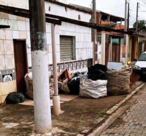 Prefeitura de São Sebastião realiza fiscalização em ferro-velho e orienta sobre denúncias de irregularidades ambientais