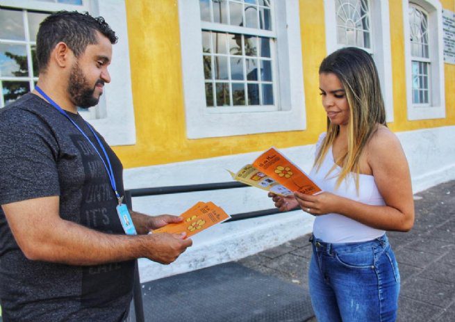 Prefeitura distribui panfletos em alusão à campanha de combate ao abuso e à exploração sexual contra crianças e adolescentes