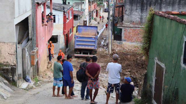 Vila Sahy passa por serviços de limpeza geral com utilização de kits emergenciais do governo federal