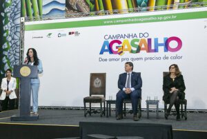 Voluntários costuram roupas para a Campanha do Agasalho: “É feito com muito amor”