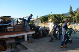 Prefeitura de Ilhabela realiza bota-fora na comunidade do Bonete e retira 9 toneladas de sucatas e inservíveis