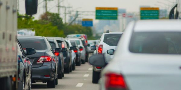 Imagem de veiculos na rodovia pelo DER DER adere a sistema que concede 40% de desconto nas multas de trânsito