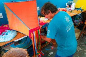 Prefeitura de São Sebastião prepara e instala decoração junina pelo município