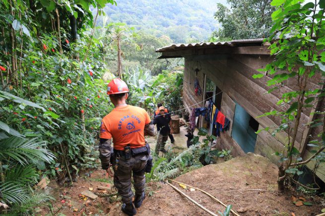 Defesa Civil e Associação de Moradores de Toque-Toque Pequeno vistoriam áreas de risco na comunidade