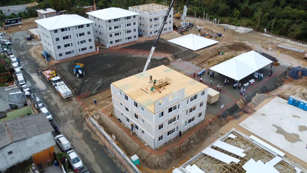 Governador anuncia entrega de casas populares na Baleia Verde e construção de mais unidades na Topolândia!