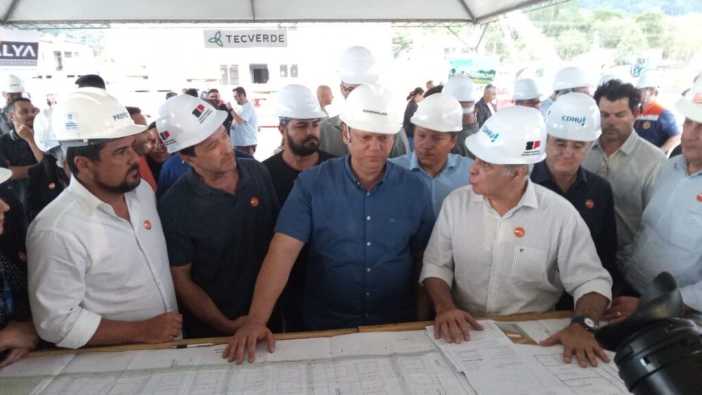 Governador anuncia entrega de casas populares na Baleia Verde e construção de mais unidades na Topolândia!