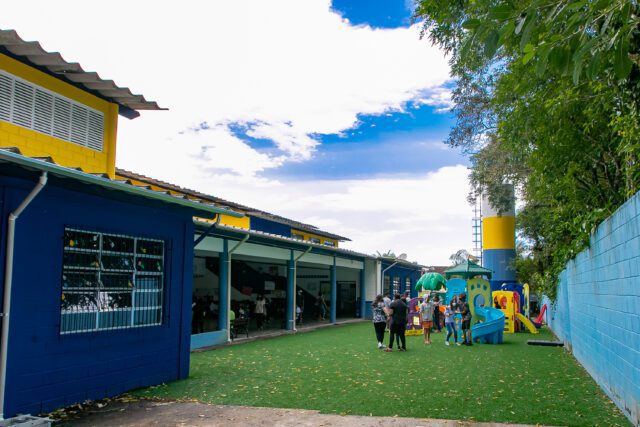 Prefeito de São Sebastião e autoridades visitam escolas em Juquehy para discutir construção de novas unidades