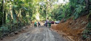 Prefeitura realiza reforma e manutenção da estrada do Camburi