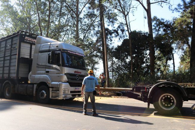 Trânsito na rodovia SP-055 é liberado após remoção de carreta