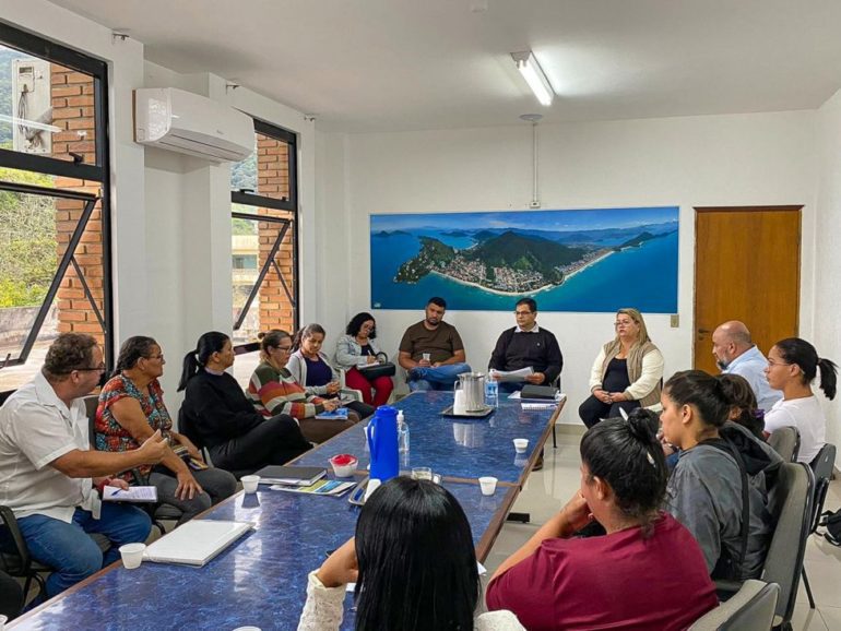 Prefeitura de Ubatuba atende moradores do Morro do Fórum
