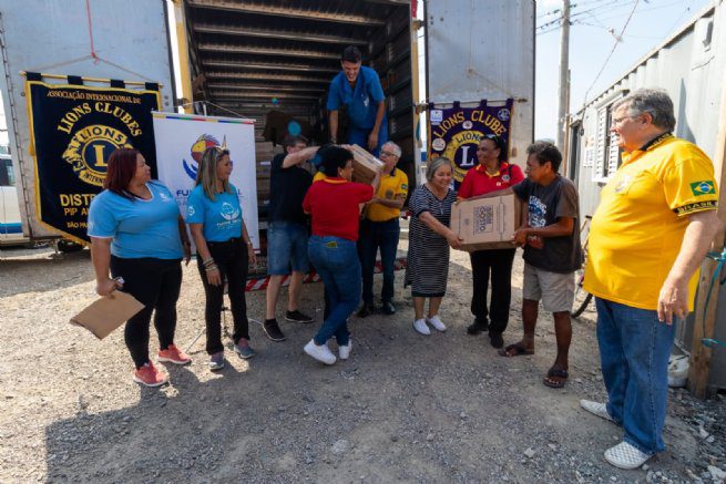 Fundo Social recebe 180 cestas básicas doadas pelo Lions em ação solidária nas vilas de Passagem e Sahy