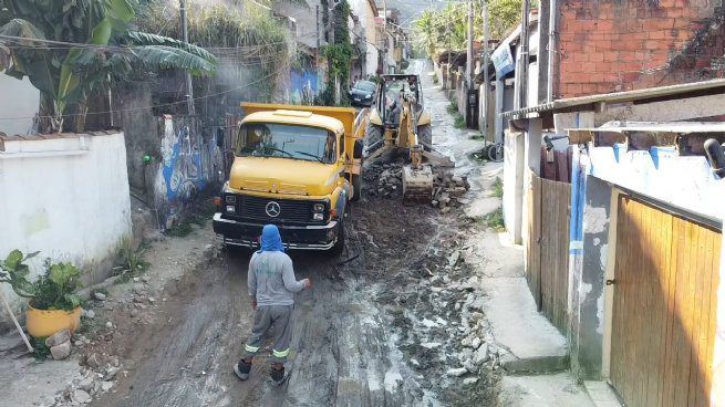Diversas ruas de Maresias recebem obras de drenagem e pavimentação