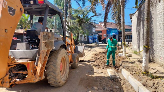 Diversas ruas de Maresias recebem obras de drenagem e pavimentação
