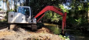 Prefeitura e Grupo Tamoio realizam desassoreamento no rio Tavares
