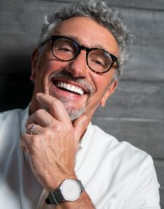 Chef Emmanuel Bassoleil é uma das atrações do 28° Festival do Camarão de Ilhabela