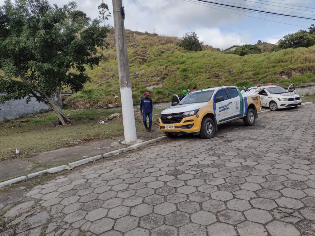 Fiscalização da Prefeitura de São Sebastião impede ocupação irregular de área pública no bairro da Topolândia.