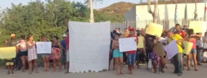 Moradores do Morro do Fórum protestam contra ordem de despejo em Ubatuba