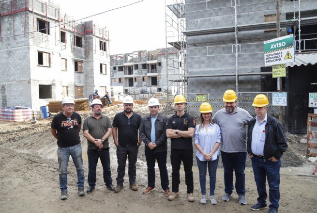 Prefeito de São Sebastião recebe deputados estaduais e mostra áreas atingidas em 19 de fevereiro