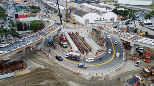 Obras de novo viaduto tem rotatória provisória no acesso para Topolândia e Costa Sul de São Sebastião