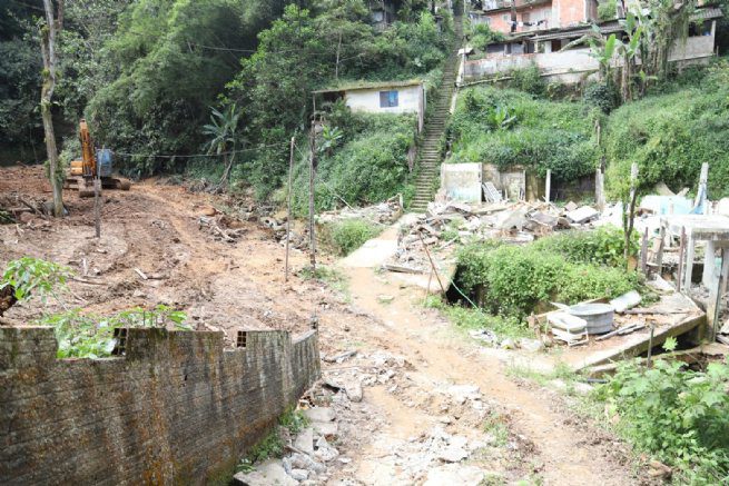 Prefeitura de São Sebastião executa obras emergenciais de drenagem e contenção na Vila Pernambuco, em Juquehy