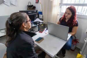 Moradores do bairro Topolândia recebem atendimentos de programas assistenciais pela Ação Social Móvel