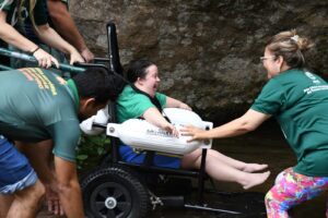 Alunos da Apae de Ilhabela visitam cachoeira acessível