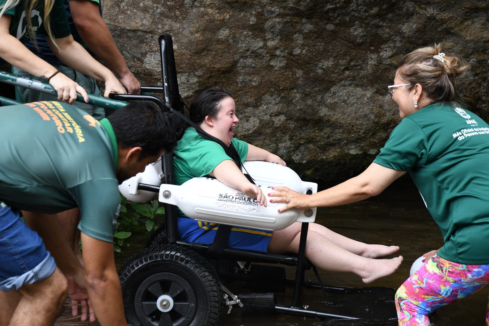 Alunos da Apae de Ilhabela visitam cachoeira acessível