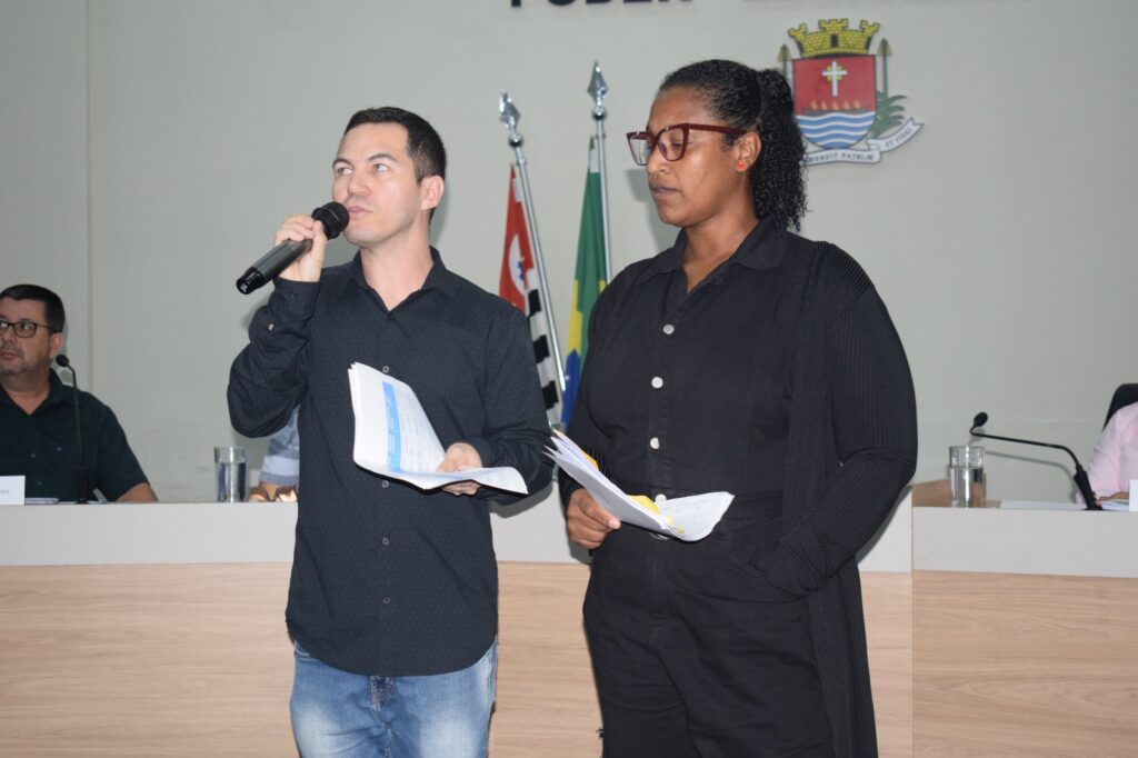 Quase 500 professores da rede municipal reivindicam piso salarial em Ubatuba