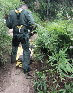 Mulher fica ferida em trilha de Ubatuba e é resgatada por helicóptero