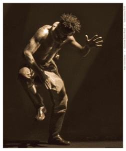 Botas percussivas e movimentossul-africanos do Gumboot desfechamo 24º Festival Dança e Movimento